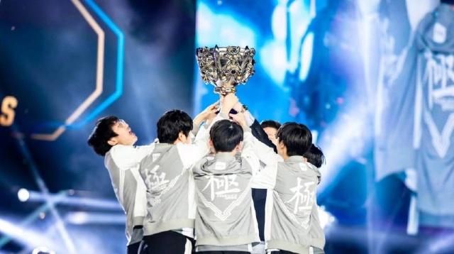 体坛名将肖爱华、张雨霏履新职.