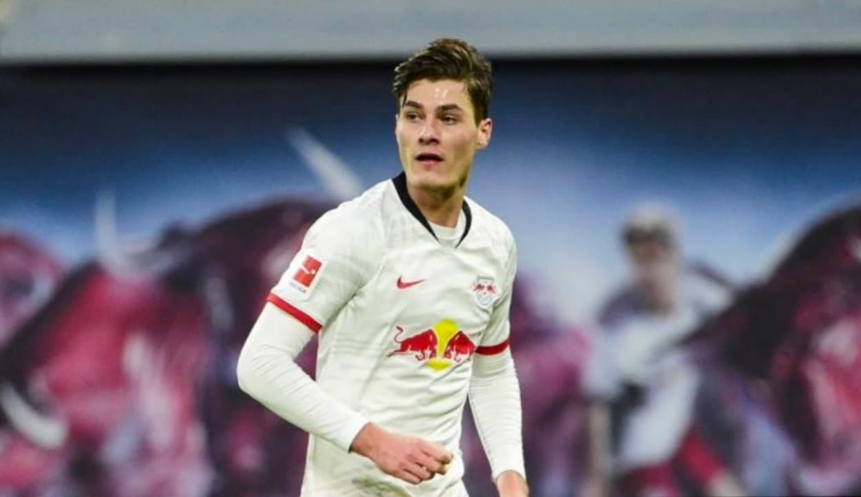 冠军看阅兵大合影！张雨霏C位，王霜竖拇指，王励勤郑钦文在列